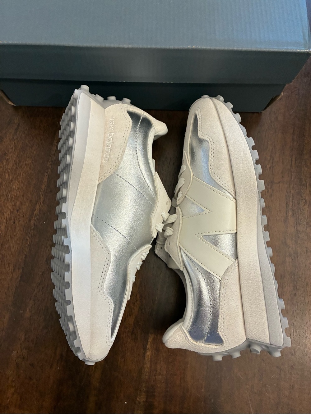 New Balance 327 Sneakers Silver Metallic Sea Salt Women’s 7 Shoes WS327GLA New - Picture 5 of 6